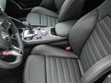 Alfa Romeo Giulia II Sedan Facelifting 2023 2.9 GME Bi-Turbo  520KM 2025 ALFA ROMEO Giulia 2.9 V6 Quadrifoglio Sedan (520KM) 2025, zdjęcie 4