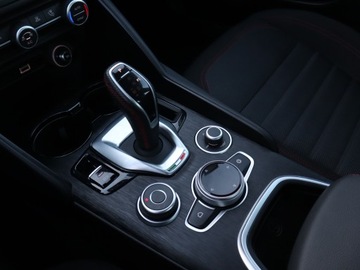 Alfa Romeo Giulia II Sedan Facelifting 2.0 Turbo 200KM 2020 Alfa Romeo Giulia 2.0 Turbo, Salon Polska, zdjęcie 12