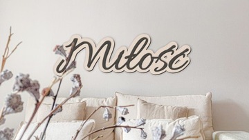 Надпись на стене для спальни ЛЮБОВЬ. Деревянная надпись на столе НЕВЕСТНОЙ ПАРЫ.