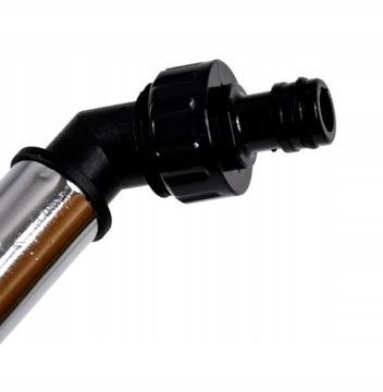 Металлический пульсирующий садовый ороситель на подставке.