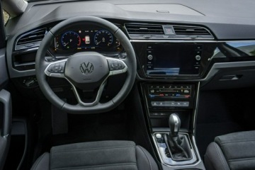 Volkswagen Touran III 1.5 TSI EVO 150KM 2024 Volkswagen Touran Highline 1.5 TSI EVO 150 KM DSG, zdjęcie 14