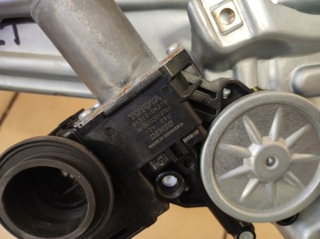 MECHANIZMUS VODÍTKO ZVEDÁK MOTOREK OKNO DVEŘE LEVÝ ZADNÍ HILUX VIII 8