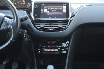 Peugeot 208 I Hatchback 5d Facelifting 1.2 PureTech 82KM 2015 Peugeot 208 1.2 PureTech, Salon Polska, Klima, zdjęcie 11