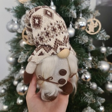 Серый стоящий гномик со светодиодом 23754