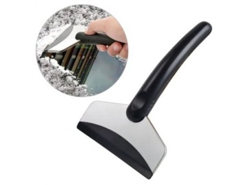 Автомобильный скребок для удаления льда и снега.