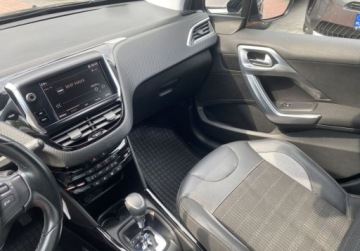 Peugeot 2008 I SUV Facelifting 1.2 PureTech 110KM 2017 Peugeot 2008 peugeot 2008 1.2 Allure SS EAT6 1.2 Benzyna 110KM, zdjęcie 16