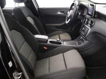 Mercedes GLA I Off-Roader Facelifting 1.6 180 122KM 2018 Mercedes GLA GLA 180, Salon Polska, Serwis ASO, zdjęcie 8