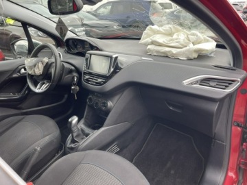 Peugeot 208 I Hatchback 5d Facelifting 1.2 PureTech 82KM 2018 Peugeot 208 Klimatyzacja Kamera, zdjęcie 11