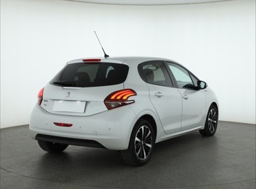 Peugeot 208 I Hatchback 5d Facelifting 1.2 PureTech 110KM 2018 Peugeot 208 1.2 PureTech, Salon Polska, zdjęcie 4