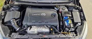 Opel Astra J Sports Tourer 2.0 CDTI ECOTEC 165KM 2012 Opel Astra 2.0 CDTI 165KM LED Automat Xenon Navi Skora 2.0 Diesel 164KM, zdjęcie 5