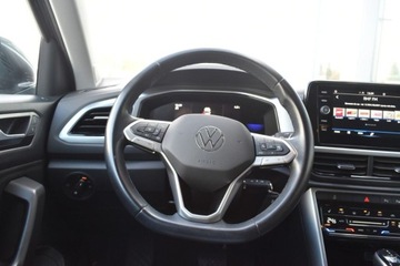 Volkswagen T-Roc I SUV Facelifting 1.5 TSI ACT 150KM 2022 Volkswagen T-Roc SalonPL 150KM TSI DSG Life 17 ZimowySiedzenia komfortoweV, zdjęcie 11