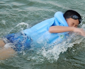 НАДУВАННЫЙ ЖИЛЕТ КАПОК ДЛЯ ДЕТЕЙ, ОБУЧАЮЩИХСЯ ПЛАВАНИЮ 12-22кг ЦВЕТА