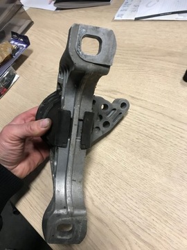 MAZDA 3 BL B38M39060B ULOŽENÍ MOTORU ORIGINÁLNÍ