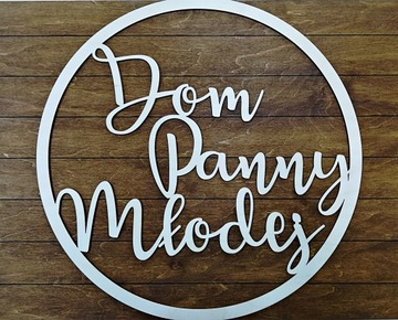 Tablica koło Dom Panny Młodej dekoracja