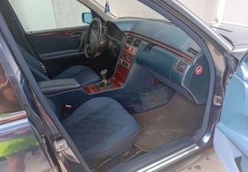 Mercedes Klasa E W210 Sedan 2.9 Turbo-D 129KM 1999 Mercedes-Benz Klasa E Mercedes-Benz Klasa E 290 T TD Classic 2.9 Diesel, zdjęcie 13