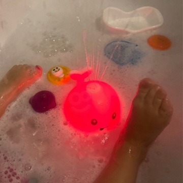 WIELORYBEK FONTANNA DO KĄPIELI ŚWIECĄCY ZABAWKA DO WANNY BIAŁY WOOPIE