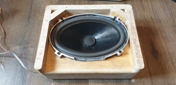 Два низкочастотных динамика под сиденьем, пассивные, своими руками.