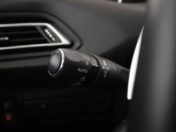 Peugeot 308 II Hatchback Facelifting 1.2 PureTech 130KM 2019 Peugeot 308 Allure automat panorama navi PDC, zdjęcie 35