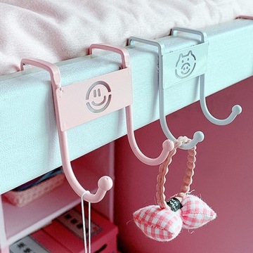 Двойная дверная вешалка с узором - белая - вешается на дверь на крючке.