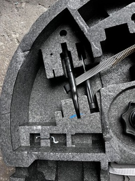 122 AUDI VW КОЛЕСНАЯ ВСТАВКА ИЗ ПЕНОСТРОЕНИЯ ПОДЪЕМНИКА КОМПРЕССОРА 8P0012109F