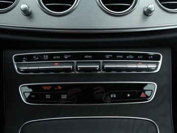 Mercedes Klasa E W213 Limuzyna Facelifting 2.0 E220d 194KM 2022 Mercedes E E 220 d, Salon Polska, 1. Właściciel, zdjęcie 11