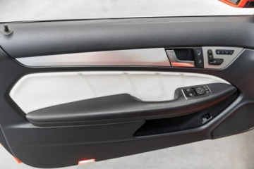 Mercedes Klasa C W204 2011 Mercedes C 63 AMG Coupe Performance 487KM, zdjęcie 31