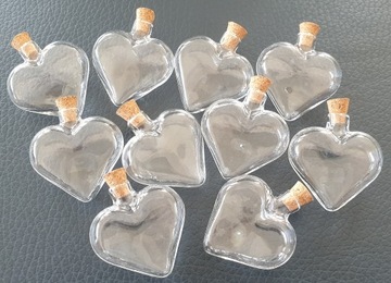 Стеклянная бутылка в форме сердца с пробкой.