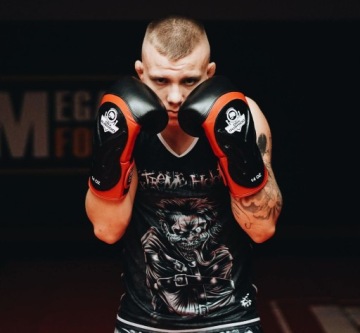 Боксерские перчатки весом 10 унций с системой защиты запястий