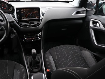 Peugeot 2008 I SUV Facelifting 1.2 PureTech 82KM 2017 Peugeot 2008 1.2 PureTech, Salon Polska, zdjęcie 7