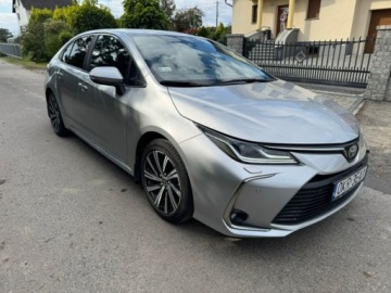 Toyota Corolla XII Sedan 1.8 Hybrid 122KM 2022 Toyota Corolla 1,8 Hybrid Comfort+ Styl +Tech Niski Przebieg, Salon Polska, zdjęcie 2