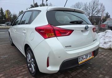 Toyota Auris II 2013 Toyota Auris Niski przbiegladna i zadbana prosto z Niemiec 1.8 Hybryda, zdjęcie 5