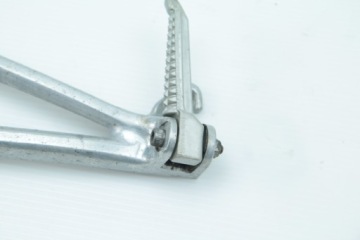 YAMAHA R6 RJ05 03-05 КОМПЛЕКТ ПОДСТАВКА ДЛЯ НОГ ЛЕВАЯ ЗАДНЯЯ