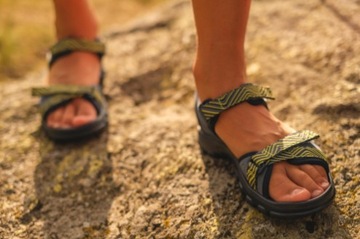 ЛЕГКИЕ ДЕТСКИЕ ТУРИСТИЧЕСКИЕ САНДАЛИИ QUECHUA