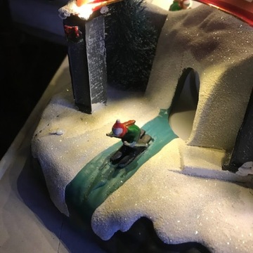 Świąteczna wioska ze stokiem narciarskim SCENKA