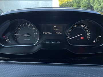 Peugeot 2008 I SUV Facelifting 1.2 PureTech 82KM 2018 Peugeot 2008 ! Nawigacja ! Tempomat ! Klimatyzacja, zdjęcie 13