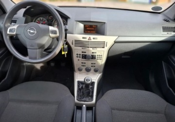 Opel Astra J Hatchback 5d 1.6 Twinport ECOTEC 115KM 2009 Opel Astra Ladny stan 1.6 Benzyna 115KM, zdjęcie 8