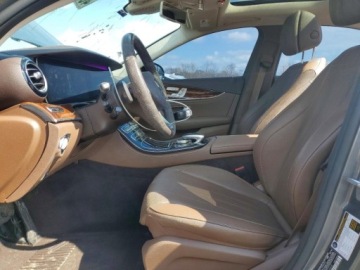 Mercedes Klasa E W213 2017 Mercedes-Benz Klasa E 2017 MERCEDES-BENZ E 300 4MATIC 2.0 Benzyna 241KM, zdjęcie 7