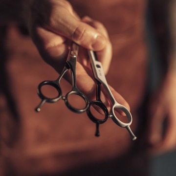 Парикмахерский набор НОЖНИЦЫ ПАРИКМАХЕРСКИЕ НАСАДКИ ДЛЯ РАСЧЕСКИ ЗАЖИМЫ ЧЕХОЛ