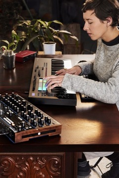 NOVATION Launchkey 37 mk3 - MIDI-контроллер