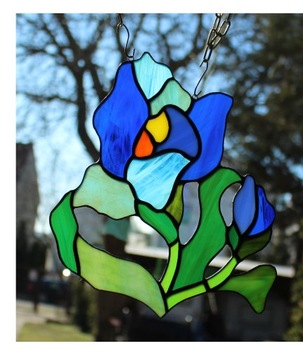 Витражный цветок Модерн Ирис Синий на окне