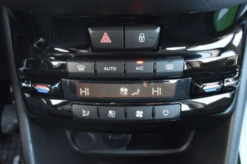 Peugeot 2008 I SUV Facelifting 1.2 PureTech 110KM 2018 Peugeot 2008 SalonPL 110KM Climatronic Nawigacja Smartlink Czujniki Park., zdjęcie 22