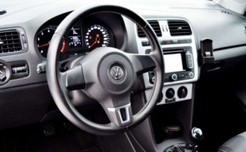 Volkswagen Polo V Hatchback 5d 1.2 70KM 2012 Volkswagen Polo Nawigacja, Czujniki parkowania, Podgrzewane fotele 1.2 70KM, zdjęcie 24