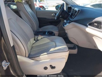 Chrysler Pacifica II 2017 Chrysler Pacifica Hybrid Platinum 2017 3.6l 3.6 Hybryda 260KM, zdjęcie 9