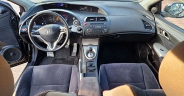 Honda Civic VIII Hatchback 3d 2.2 i-CTDi 140KM 2007 Honda Civic Honda Civic 2.2i-CTDi DPF Executive 2.2 Diesel 140KM, zdjęcie 12