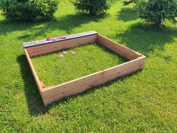 Деревянная песочница с местом для хранения