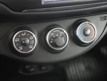 Toyota Yaris III Hatchback 5d Facelifting 2017 1.5 Dual VVT-iE 111KM 2017 Toyota Yaris 1.5 Dual VVT-i, Salon Polska, Navi, zdjęcie 11