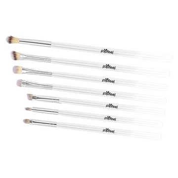 Набор кистей для нанесения теней белого цвета.