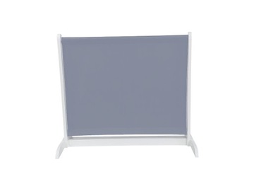 Низкая ширма – белое дерево.