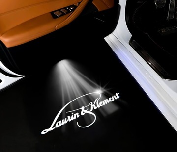 ZESTAW 2x PROJEKTOR LED LOGO LAURIN KLEMENT SKODA L&K HOLOGRAM EMBLEMAT 12V