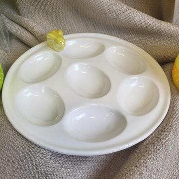 БЕЛАЯ ЯИЧНАЯ ТАРЕЛКА С ЖЕЛТЫМ КРОЛИКОМ